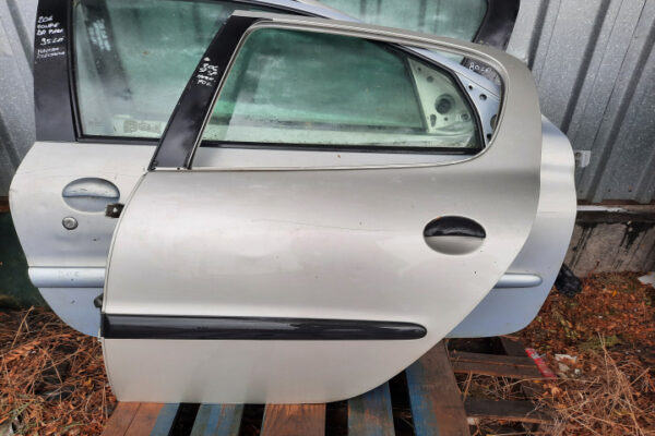 20220927-122751-jpg-uniq-id-6332f84f7263f.jpg Usa stanga spate Peugeot 206 Hatchback (argintiu)