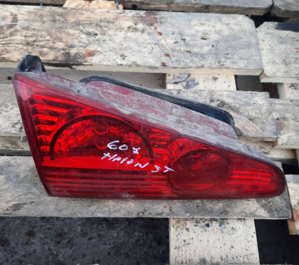 Tripla lampa stop stanga pe haion Peugeot 607 an 2007 Facelift