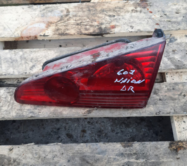 Tripla lampa stop dreapta pe haion Peugeot 607 an 2007 Facelift