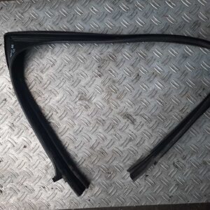 Cheder geam pe usa dreapta spate Peugeot 3008 an 2010