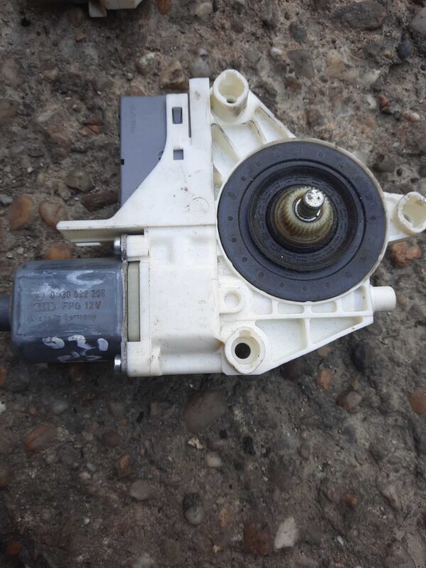 Motoras macara geam dreapta spate 0130822201 Peugeot 407