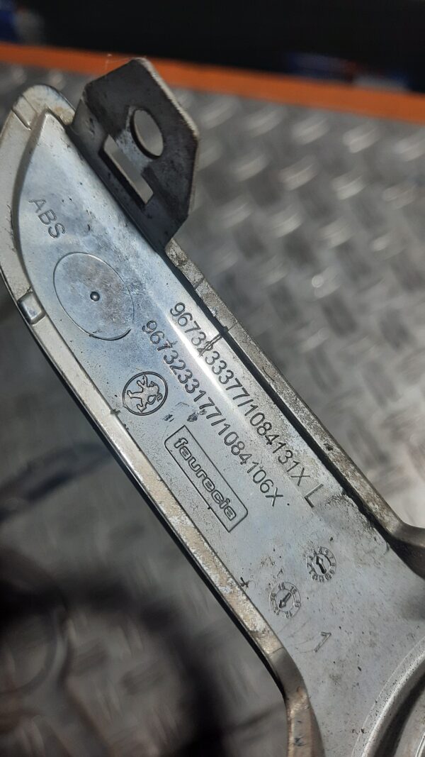 Ornament proiector nichelat stanga fata peugeot 208 cod 9673233377