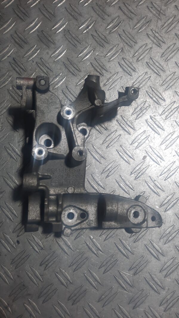 Suport alternator Peugeot 1.6 hdi cod : 9684613880 Suport alternator Peugeot 1.6 hdi cod : 9684613880
