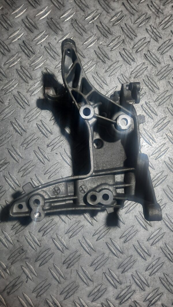 20231207_163704 Suport alternator Peugeot 1.6 hdi cod : 9684613880