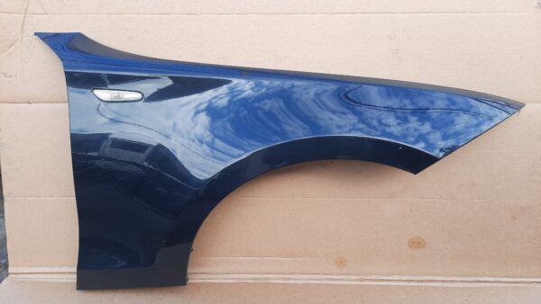 Aripa dreapta fata culoare negru BMW seria 1 118 motor 2.0D N47 an 2008 Facelift