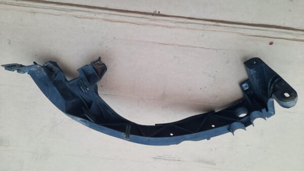 Suport far stanga bmw seria 1 e87 cod 1857510000 an 2008 118 motor N47 2.0D