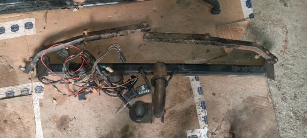 Carlig tractare Ford Focus 2 Break/SW complet cu relee si instalatie electrica
