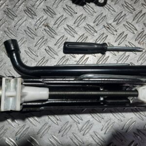 Set cu coarba ,surubelnita si husa Cric Opel Corsa C Opel Meriva cod  24437084
