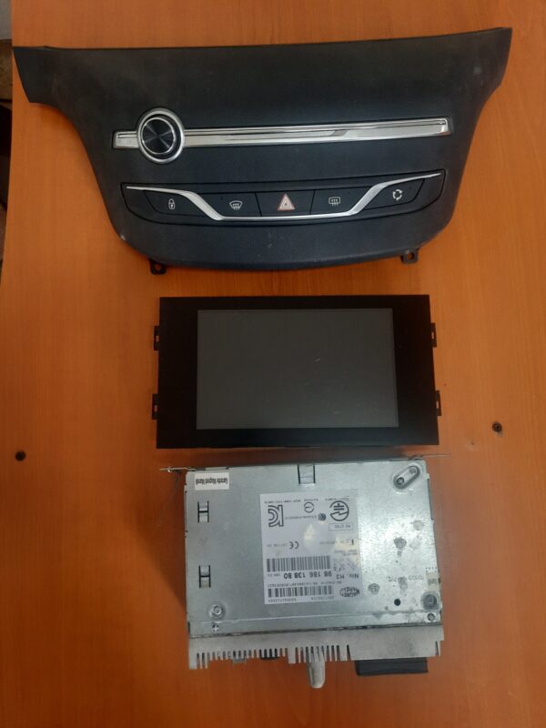 Navigatie completa panou bord unitate navigatie si display Peugeot 308 II An 2014-2018