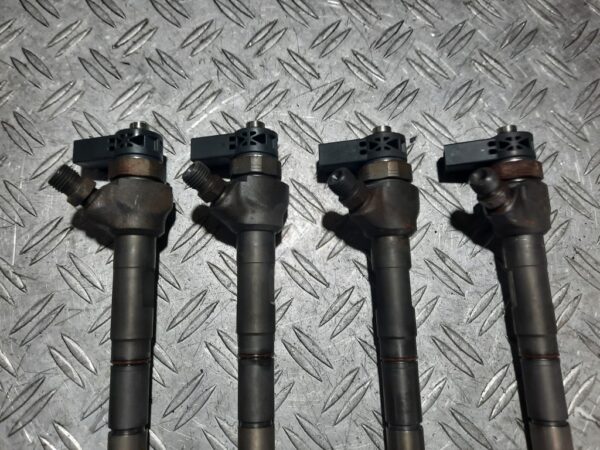 Injector VW Passat B7 2.0 dci COD: 03L130277J 0445110369