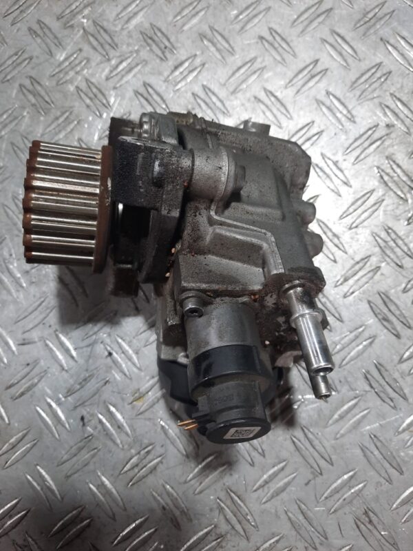 Pompa injectie cu Regulator presiune Bosch Renault Dacia Nissan Cod 0445010704