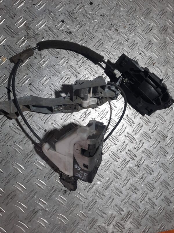 Broasca usa dreapta spate peugeot 3008 cod PSA 732298 Broasca usa dreapta spate peugeot 3008 cod PSA 732298