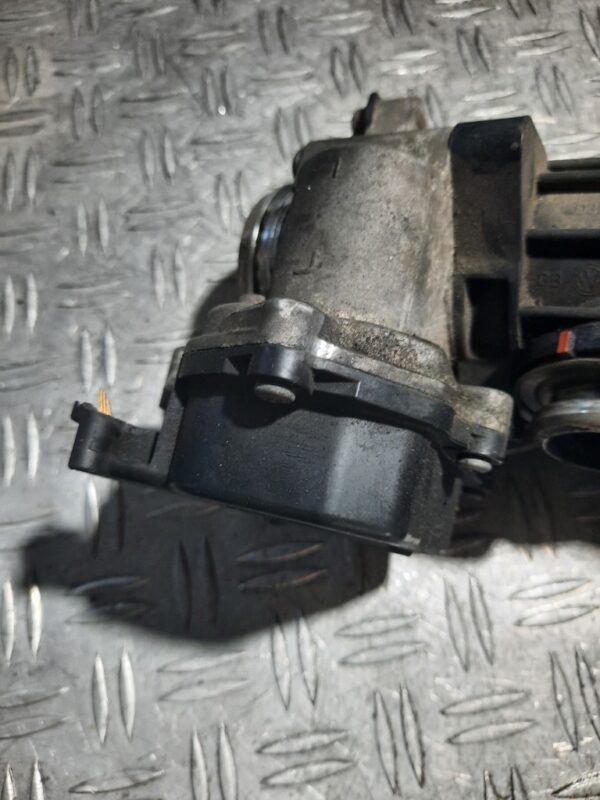 Clapeta acceleratie Volkswagen Audi Skoda 1.6 tdi 105Cp CAYC cod 03L128063L
