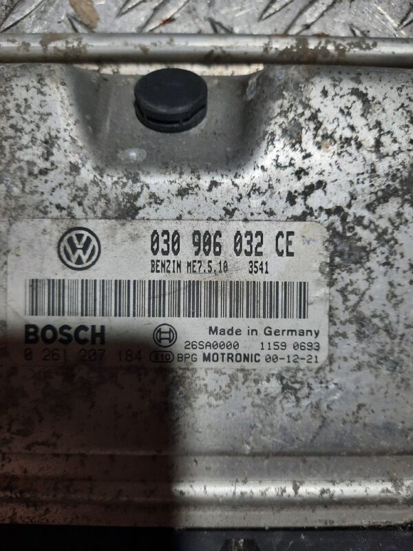 Calculator ECU motor Volkswagen Audi Skoda cod 030906032CE 0261207184