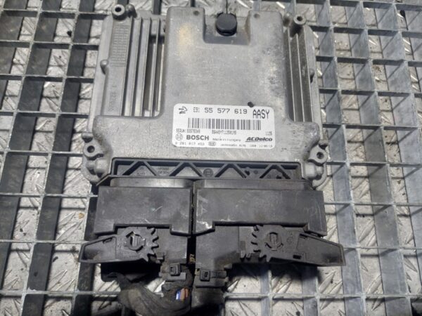 Calculator motor Opel Insignia Meriva cod 55577619 0281017453 55575349