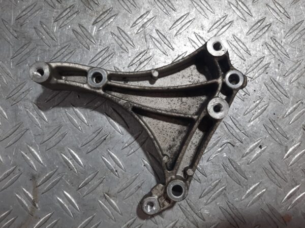 Suport alternator Opel Corsa D  Astra J 1.3 cod 55568857