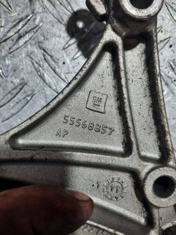 Suport alternator Opel Corsa D  Astra J 1.3 cod 55568857