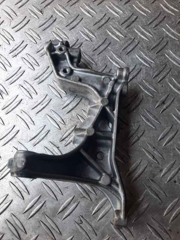 Suport supapă Mercedes-Benz cod A2711410840