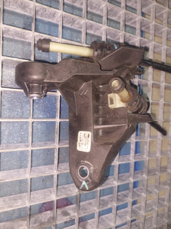 Suport cabluri timonerie pe cutia de viteze Peugeot Citroen Cod 9685233080