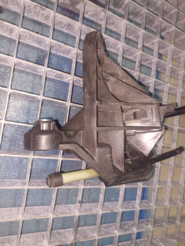Suport cabluri timonerie pe cutia de viteze Peugeot Citroen Cod 9685233080