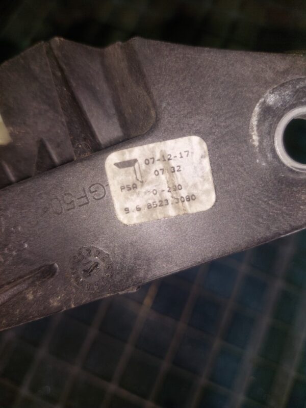Suport cabluri timonerie pe cutia de viteze Peugeot Citroen Cod 9685233080