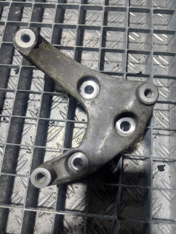 Suport compresor clima Opel Zafira B 1.7 CDTI A17DTR cod 8980055390