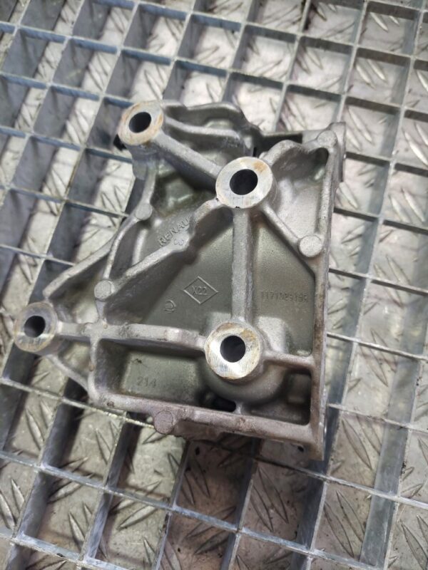 Suport alternator Dacia Logan 1.2 benzina cod motor D4F732 cod 8200025937