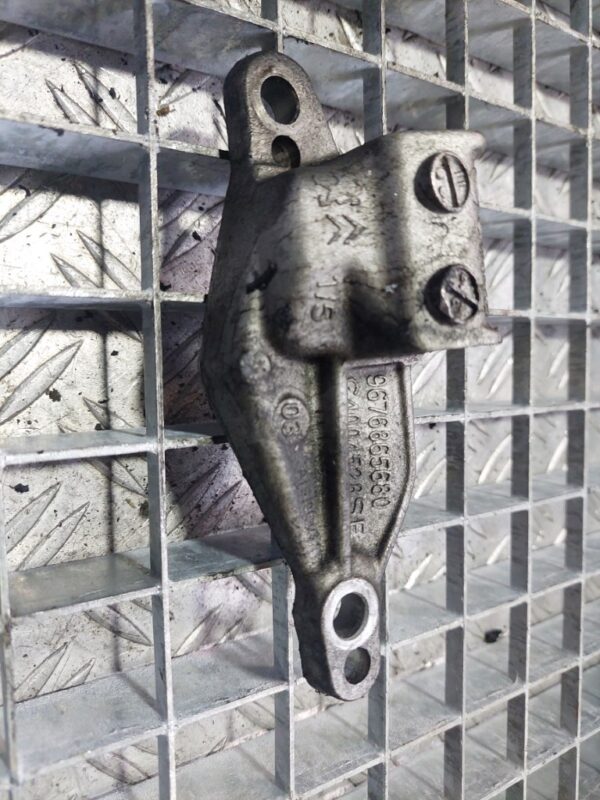 Suport alternator Peugeot 208 1.2 VTI cod 9676865680 motorizare HM01