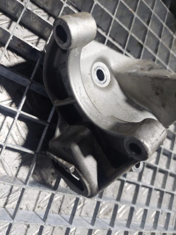 Suport compresor AC Dacia Logan 1.2 benzina cod motor D4F732 cod 7700871342