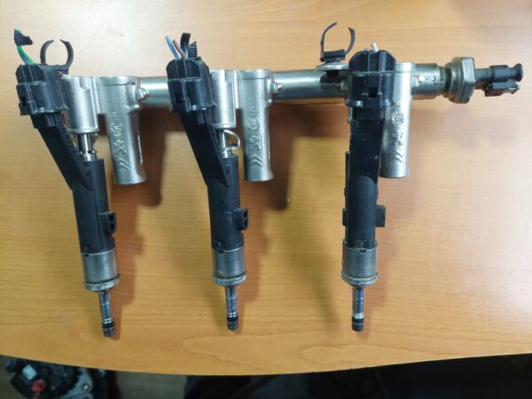 Rampa injectoare completa Opel Citroen Peugeot 1.2 thp HN05 cod 9811353880