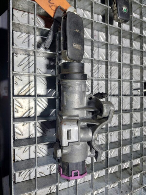 Contact cu Cheie cod 4B0905851G 1.9 TDI Cheie Briceag Audi A4