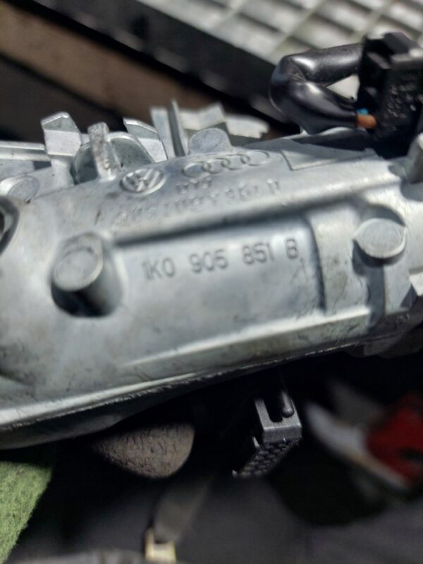 Contact cu cheie si blocator volan Skoda Seat Volkswagen cod 1K0905851B