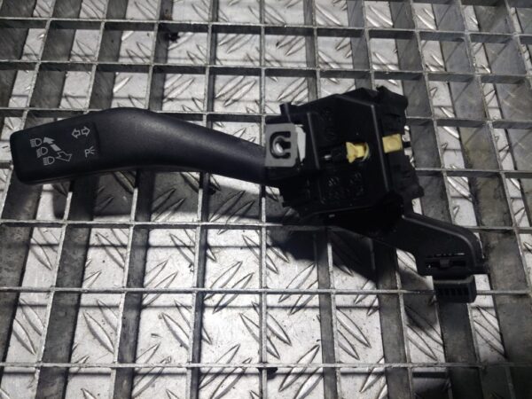Maneta semnalizare Volkawagen Seat Skoda  Audi  cod 1K0953513E Q1
