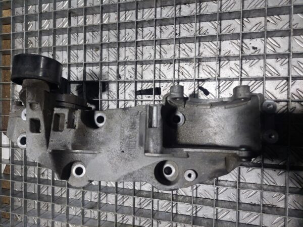 Suport alternator Renault Laguna Scenic Trafic cod 8200527320C 8200527320 C