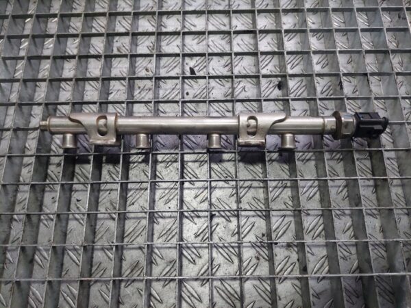 Rampa injectoare 1.4 TSI Volkswagen Audi Skoda cod 04E133320D