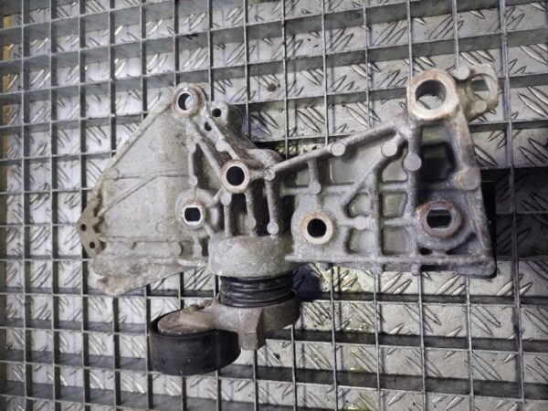 20250221_163814.jpg Suport accesorii alternator 1.5 dci Renault Dacia cod 8200669494