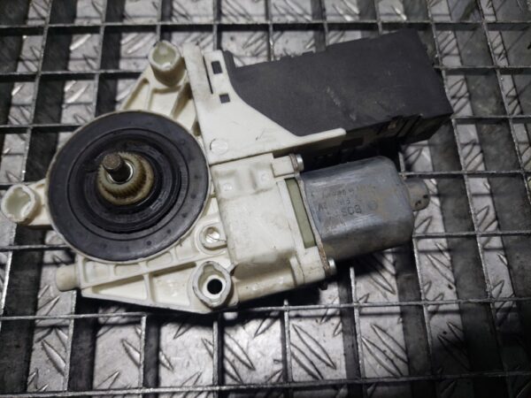 Motoras macara stanga sau dreapta fata Peugeot 407 cod 9646594480