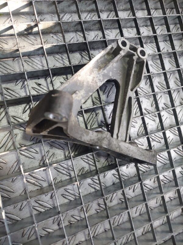 Suport compresor ac Saab Opel 2.8 V6 cod 55354827