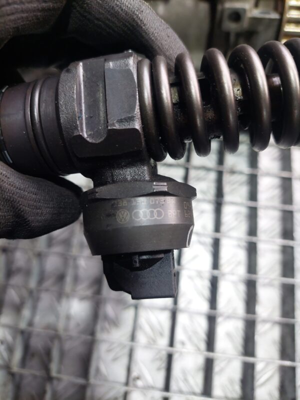 Injector Volkswagen Audi 2.0 TDI BMM,BMP cod 038130073 BQ