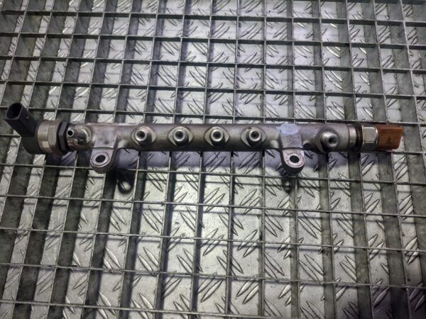 Rampa injectoare Volkswagen Audi Seat 2.0 TDI cod 03L130089