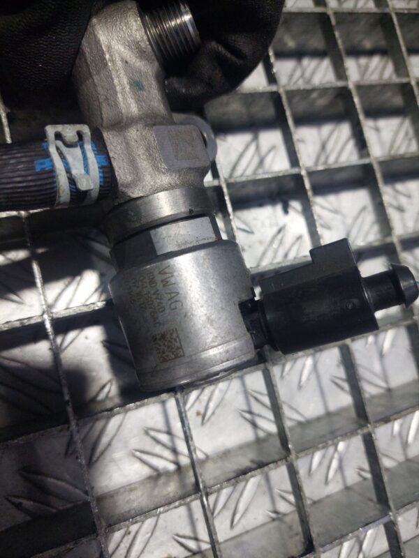 Rampa injectoare cu senzor Volkswagen Audi Seat 2.0 TDI cod 04L089G