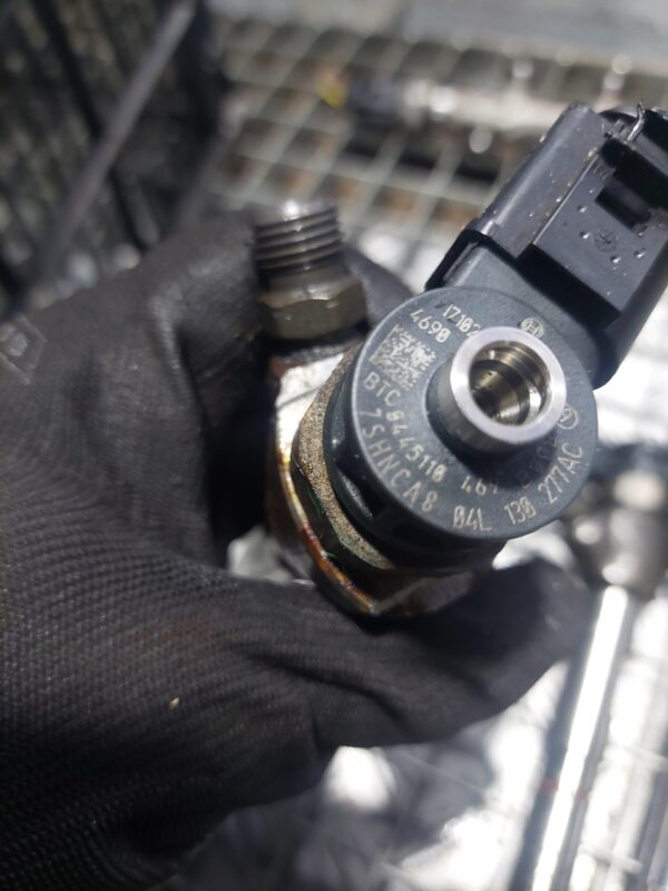 Injector Audi Volkswagen Skoda 2.0 Motorina cod 04L130277AC 0445110469
