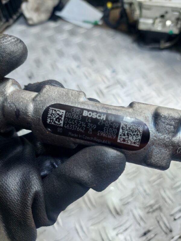 Rampa injectie cu regulator Alfa Romeo Fiat Doblo Jeep 1.6 M-jet cod 46337642