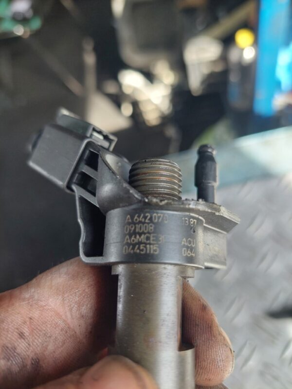 Injector Mercedes C-Class W204 3.0 CDI cod A6420701387 0445115064