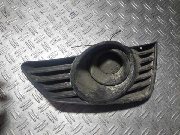 Grilă cu proiector dreapta bară față Opel Tigra B cod 93162189