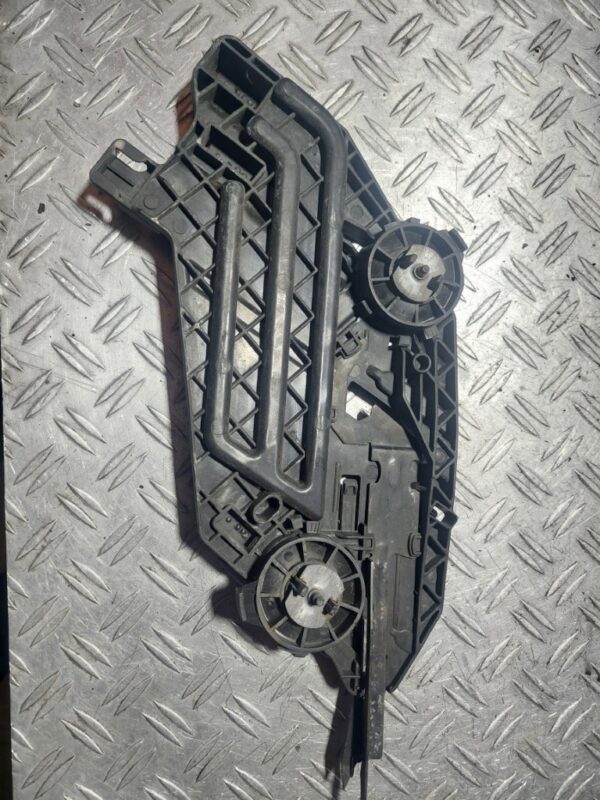 Suport far stanga Skoda Octavia 2 Cod RE17035202
