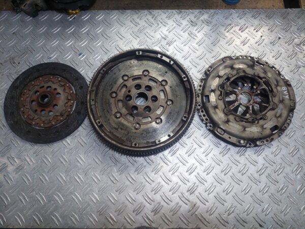Kit ambreiaj complet Volkswagen Audi Skoda 2.0 FSI cod motor BVY 110 KW