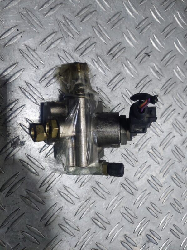 Pompa inalte EGR Volkswagen Audi Skoda 2.0 FSI BVY cod 06F127025D