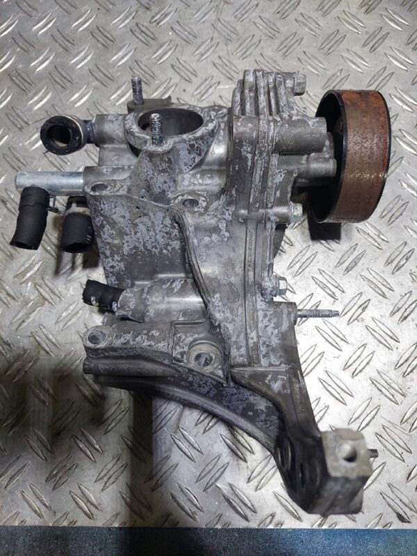 20250514_155040 Suport accesorii cu pompa apa Mazda CX-7 Mazda 6 cod motor R2AA cod R2AA-15176