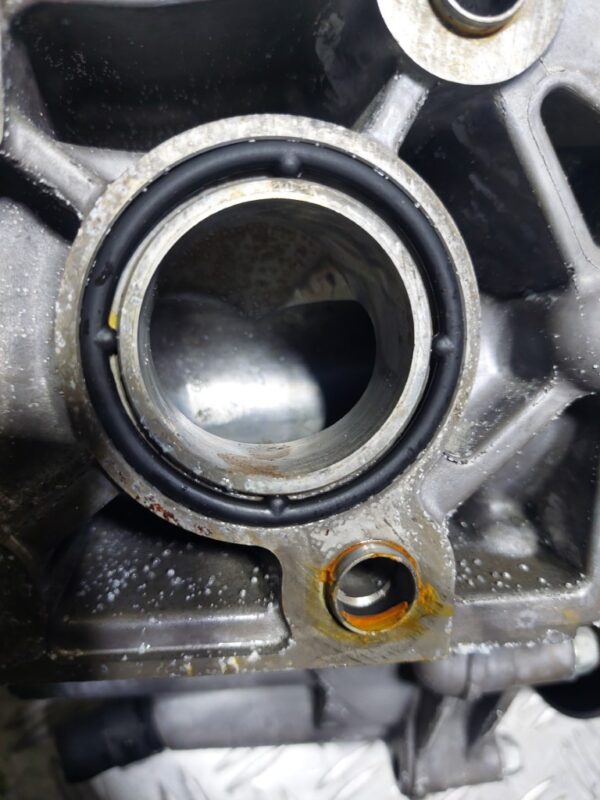20250514_155050 Suport accesorii cu pompa apa Mazda CX-7 Mazda 6 cod motor R2AA cod R2AA-15176
